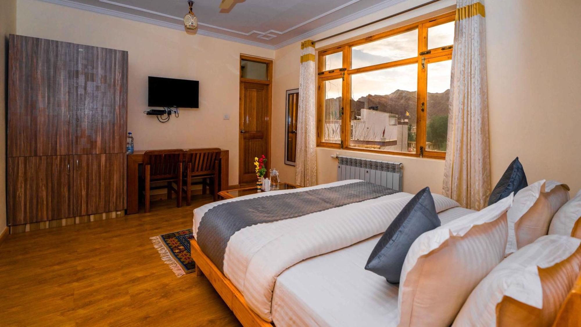 Hotel Om Ladakh Leh Bagian luar foto