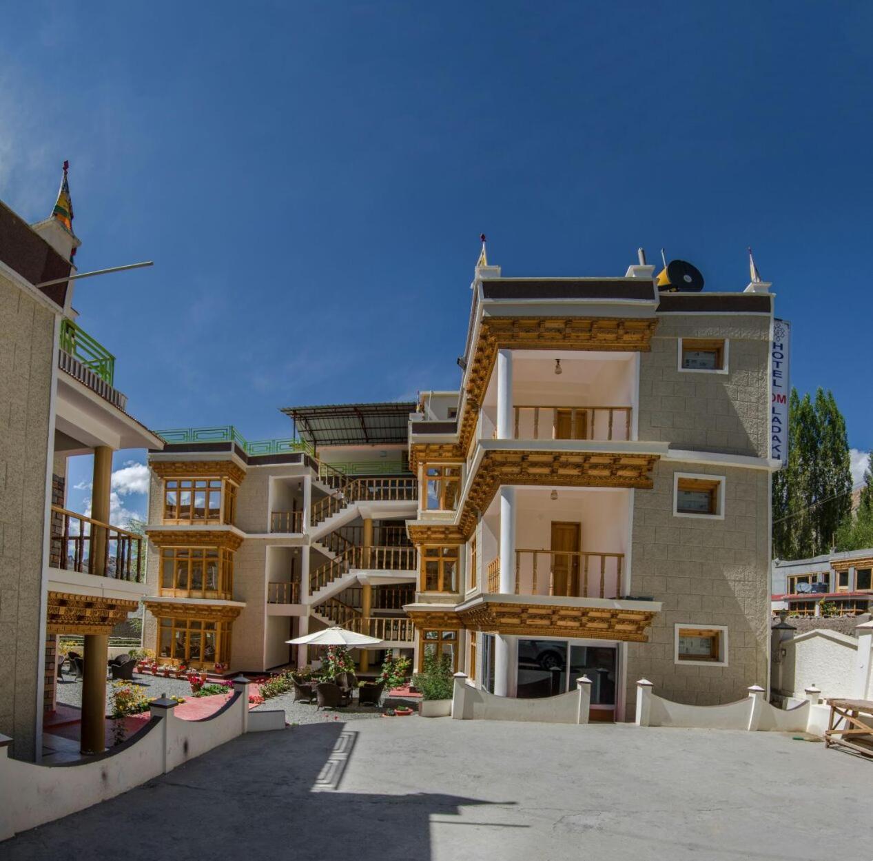 Hotel Om Ladakh Leh Bagian luar foto